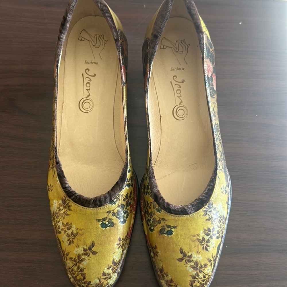Icon low heels pump